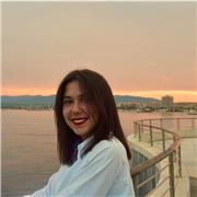 Étudiante à l'IAE en management et sciences humaines cours d'économie pour lycéens et collégiens